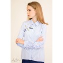 Блуза в голубую полоску с декором стрекоза р134